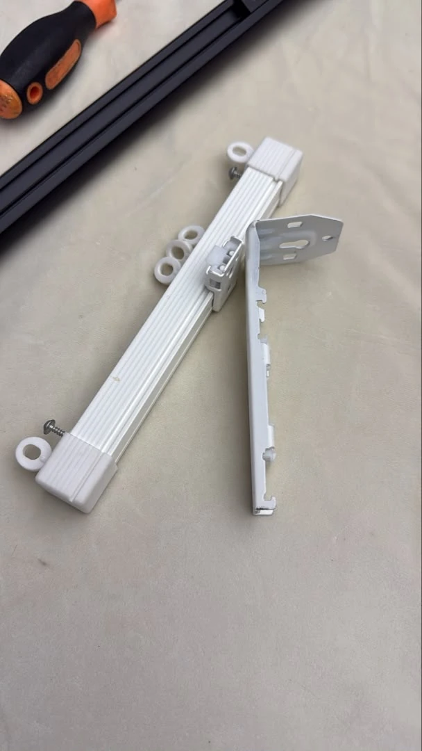 B01 white track assembled with a mounting bracket